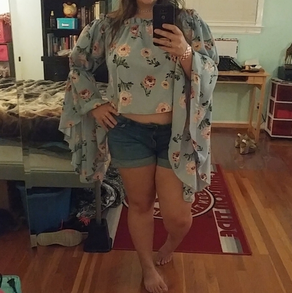 FLOWY MERMAID SLEEVE CROP TOP - Picture 4 of 4